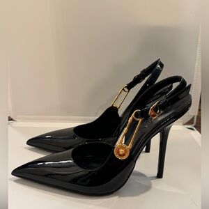 NEW Versace Medusa Slingback heels black leather patent 38 safety pin Stiletto